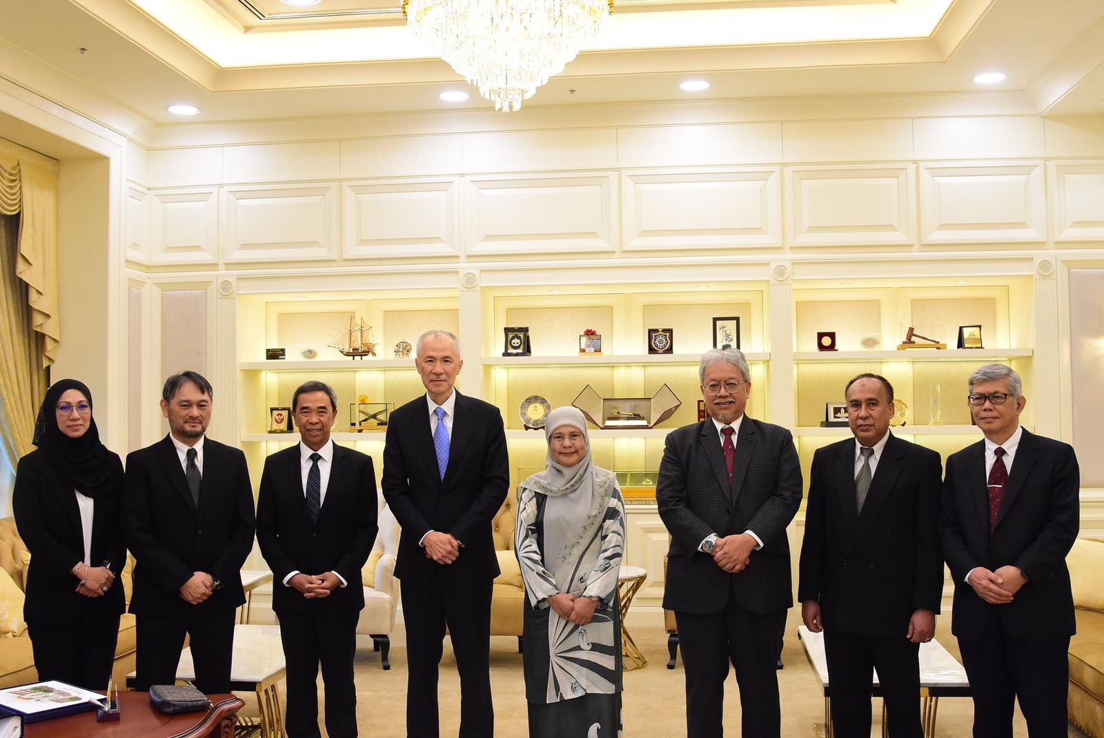 Chief Justice DSP Steven Chong and Chief Justice Tun Tengku Maimun with Bruneian and Malaysian delegations